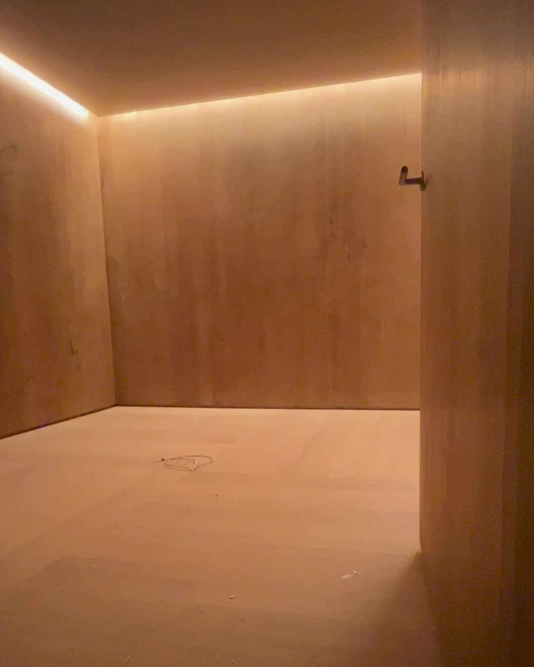 Sala 1 completa, con la luz cálida del techo