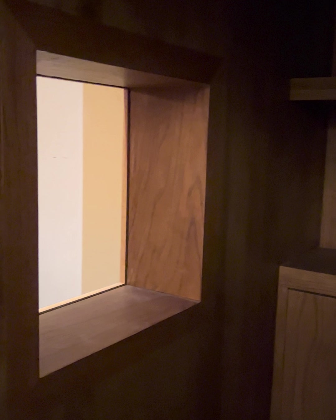 Sala 1: la hornacina con luz cálida en la pared