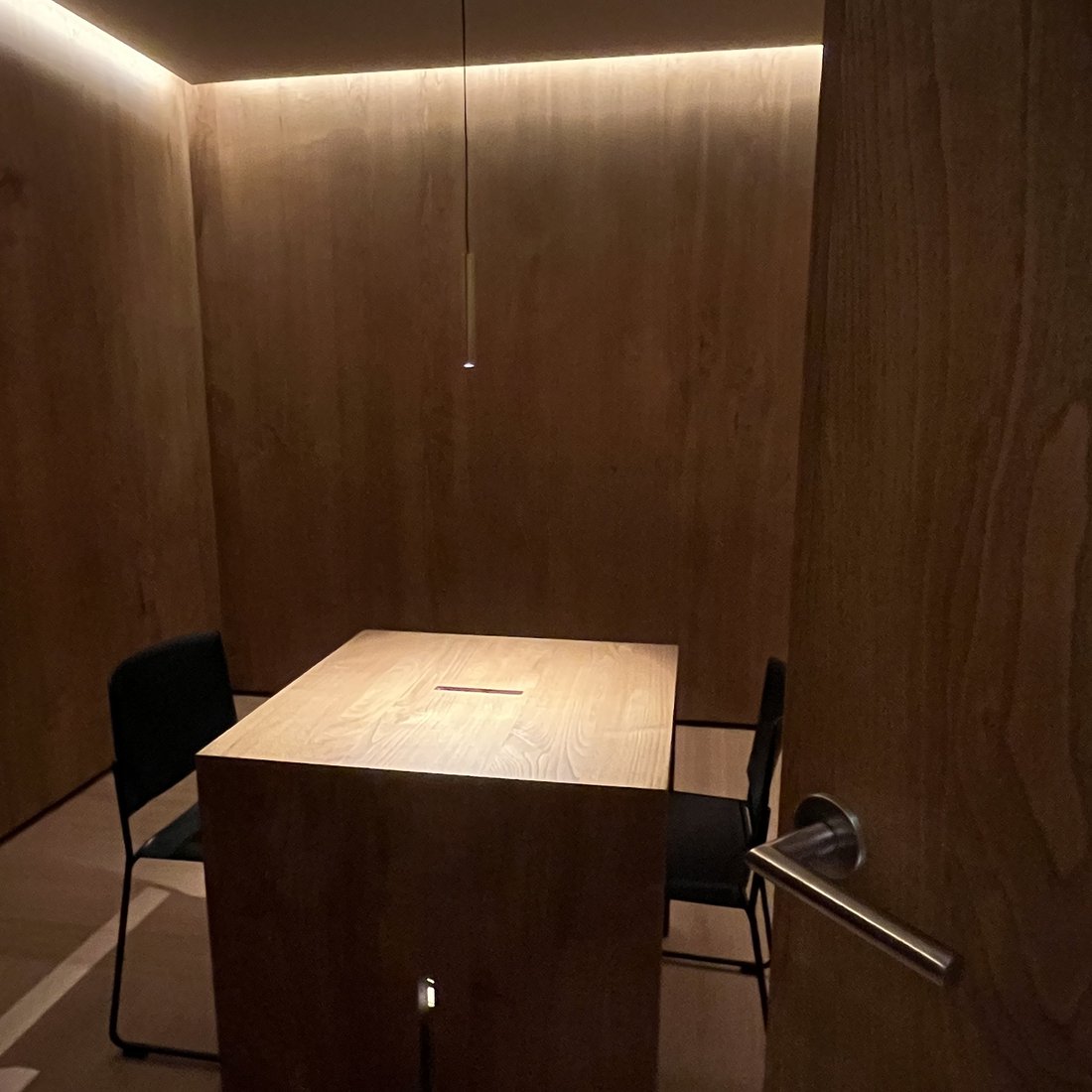 Sala 2: la puerta y la manija, vista desde dentro