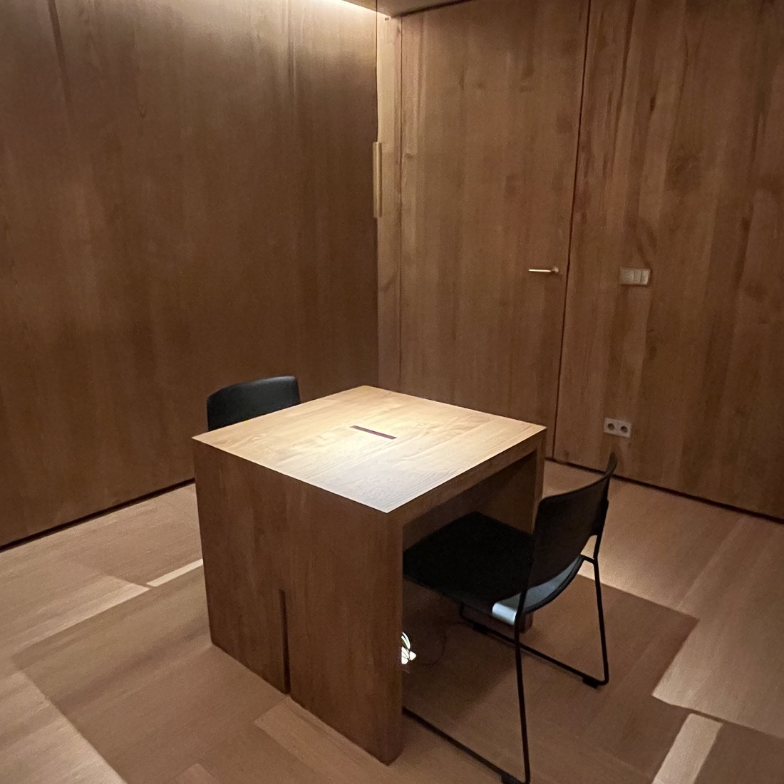 Sala 2: otro ángulo de la sala, con la mesa y las sillas